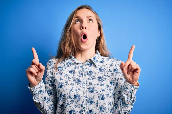 Jovem Mulher Loira Bonita Vestindo Camisa Casual Sobre Fundo Azul — Fotografia de Stock