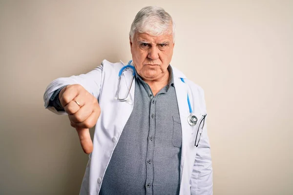 Starszy Przystojny Hoary Lekarz Noszący Płaszcz Stetoskop Białym Tle Wygląda — Zdjęcie stockowe
