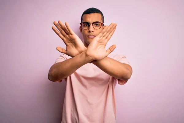 Knappe Afro Amerikaanse Man Draagt Casual Shirt Bril Roze Achtergrond — Stockfoto