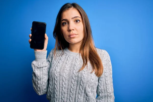 Молодая Женщина Показывает Чистый Экран Смартфона Синем Изолированном Фоне Уверенным — стоковое фото