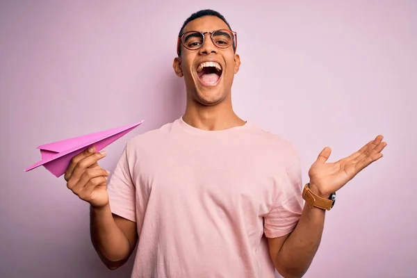 Jovem Homem Afro Americano Bonito Segurando Avião Papel Sobre Fundo — Fotografia de Stock