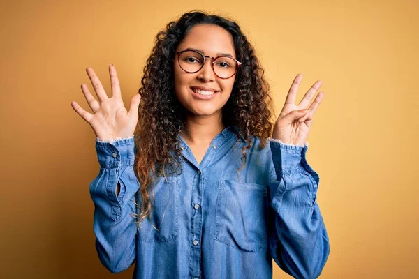 Hermosa Mujer Con Pelo Rizado Con Camisa Mezclilla Casual Gafas —  Fotos de Stock