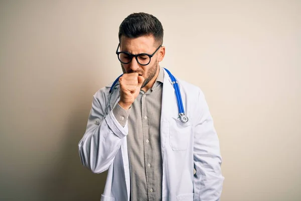 Młody Lekarz Noszący Okulary Medyczny Biały Szlafrok Stetoskop Izolowanym Tle — Zdjęcie stockowe