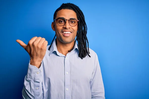 Jovem Homem Afro Americano Bonito Com Dreadlocks Vestindo Camisa Casual — Fotografia de Stock