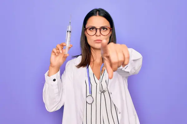 Mladá Krásná Brunetka Doktor Žena Sobě Stetoskop Držení Injekční Stříkačky — Stock fotografie