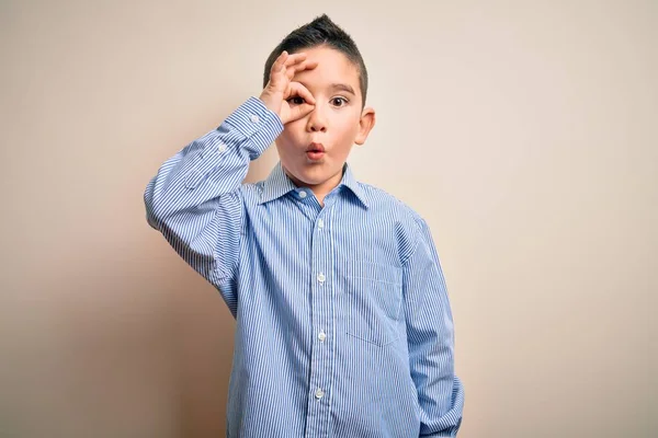 Ein Kleiner Junge Elegantem Hemd Der Vor Isoliertem Hintergrund Steht — Stockfoto