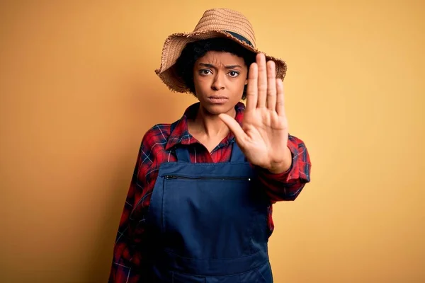 Ung Afroamerikansk Afro Bonde Kvinna Med Lockigt Hår Bär Förkläde — Stockfoto