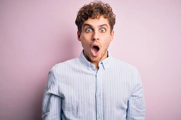 Jovem Loiro Bonito Homem Com Cabelo Encaracolado Vestindo Camisa Listrada — Fotografia de Stock