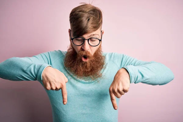 Knappe Ierse Roodharige Man Met Baard Draagt Bril Roze Geïsoleerde — Stockfoto