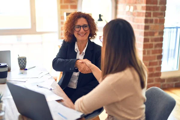 Dos Hermosas Empresarias Sonriendo Felices Confiadas Sentados Con Sonrisa Cara —  Fotos de Stock