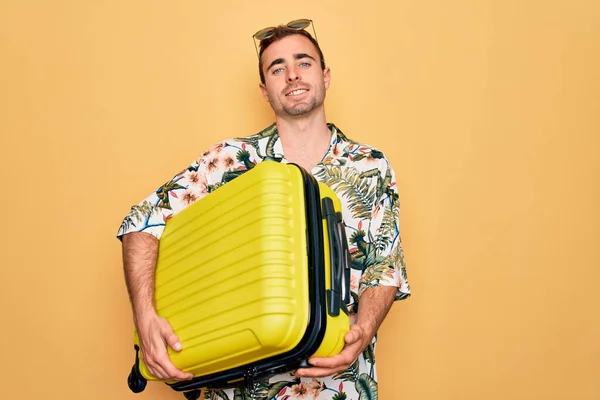 Hombre Turista Guapo Con Ojos Azules Vacaciones Sosteniendo Maleta Sobre —  Fotos de Stock