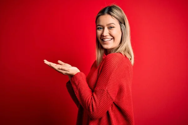 Joven Hermosa Mujer Rubia Vistiendo Suéter Casual Sobre Fondo Rojo —  Fotos de Stock