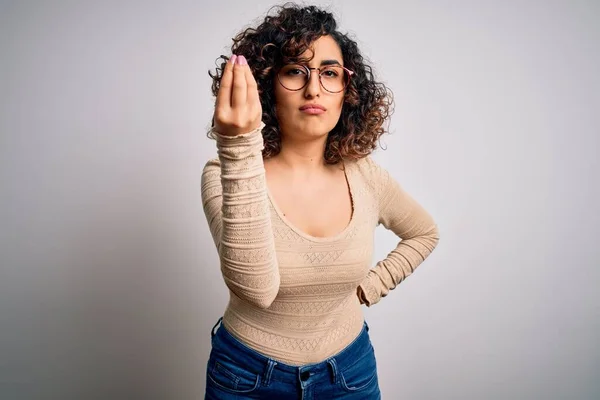 Jovem Bela Mulher Árabe Encaracolado Vestindo Casual Shirt Óculos Sobre — Fotografia de Stock