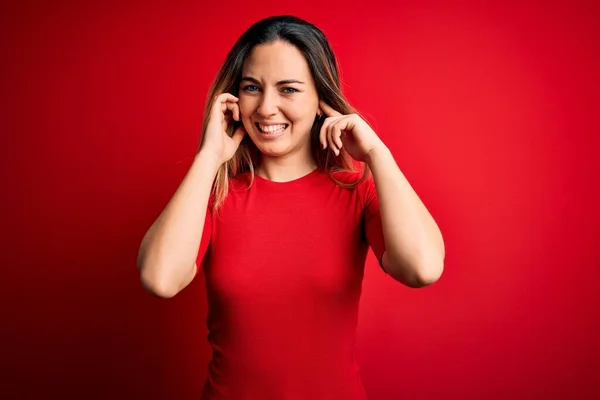 Young Beautiful Blonde Woman Blue Eyes Wearing Casual Shirt Red — Stock Photo, Image