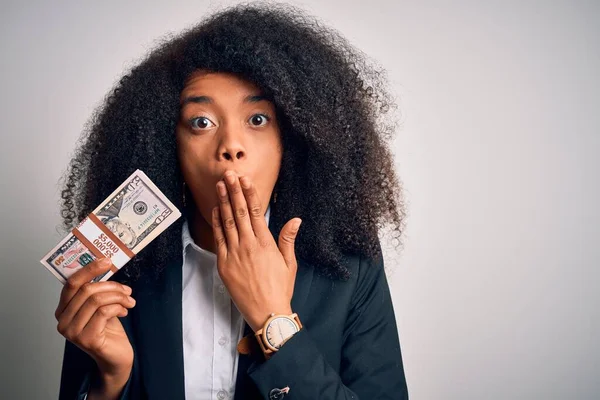 アフロヘアの若いアフリカ系アメリカ人のビジネス女性は 現金のドル紙幣の束を保持ミス 恐怖の表現 沈黙の中で怖がって 秘密の概念のために恥でショックを受けた手で口をカバー — ストック写真