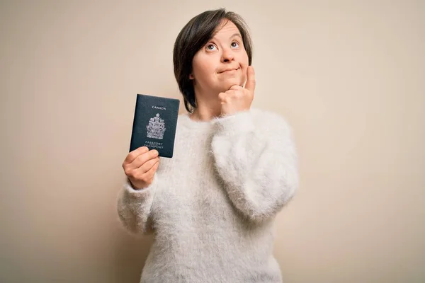 Síndrome Joven Turista Mujer Con Pasaporte Canada Como Documento Viaje —  Fotos de Stock