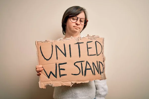 Junge Frau Mit Syndrom Hält Protestbanner Mit Einheitlicher Wir Stehen — Stockfoto
