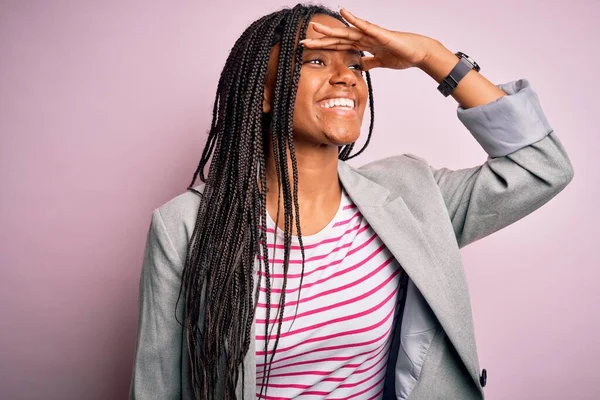 Fiatal Afro Amerikai Üzletasszony Áll Rózsaszín Elszigetelt Háttér Nagyon Boldog — Stock Fotó
