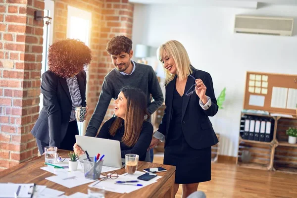 Grupo Trabajadores Negocios Sonriendo Felices Confiados Trabajar Juntos Con Sonrisa —  Fotos de Stock