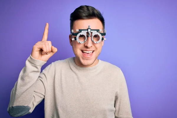 Homem Branco Bonito Jovem Vestindo Óculos Optométricos Sobre Fundo Roxo — Fotografia de Stock