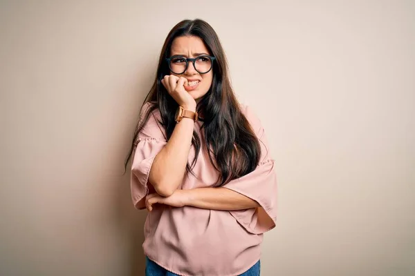 Giovane Bruna Donna Elegante Che Indossa Occhiali Sfondo Isolato Cercando — Foto Stock