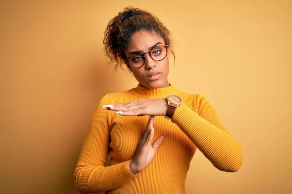 Sarı Arka Planda Süveter Gözlük Takan Güzel Afro Amerikalı Kız — Stok fotoğraf