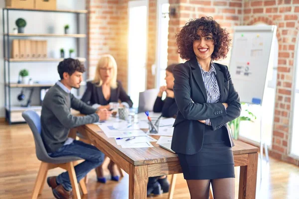 Grupo Trabajadores Empresariales Que Trabajan Juntos Joven Hermosa Mujer Pie —  Fotos de Stock