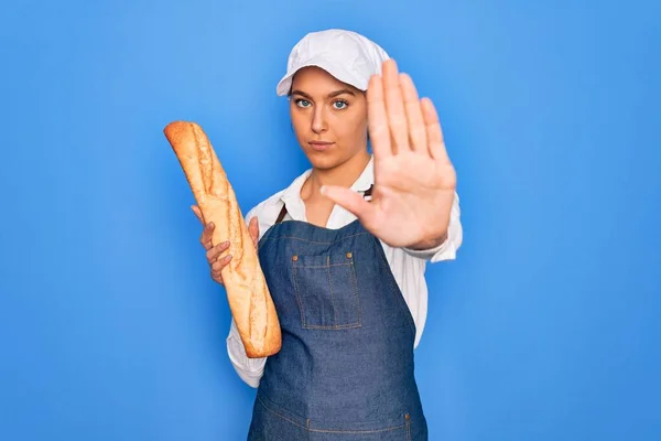 Mavi Gözlü Genç Sarışın Fırıncı Kadın Elinde Yapımı Taze Ekmek — Stok fotoğraf