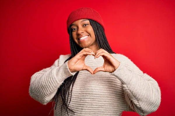 Молодая Африканская Американка Зимнем Свитере Шерстяной Шляпе Красном Изолированном Фоне — стоковое фото