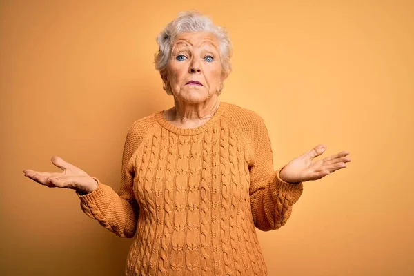 Ältere Schöne Grauhaarige Frau Trägt Lässigen Pullover Über Isoliertem Gelben — Stockfoto
