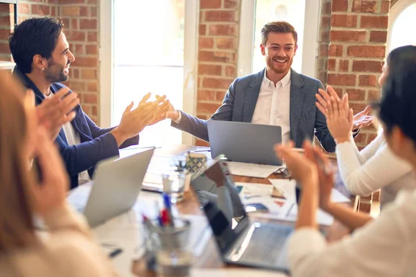 Grupo Trabajadores Negocios Sonriendo Felices Confiados Trabajando Juntos Con Sonrisa —  Fotos de Stock