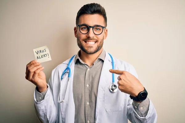 Jeune Homme Médecin Portant Stéthoscope Tenant Une Note Alerte Virale — Photo