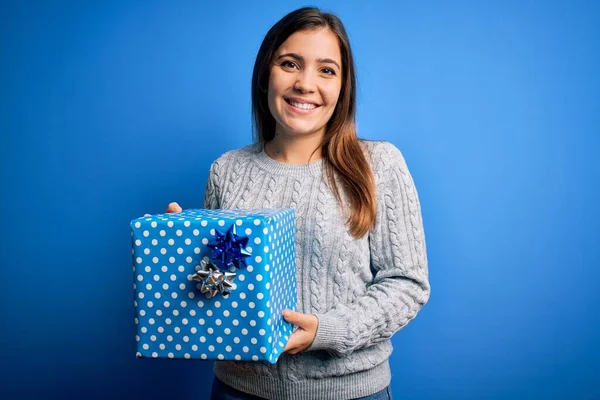 Νεαρή Ξανθιά Γυναίκα Κρατώντας Ένα Κουτί Δώρου Δώρο Γενεθλίων Απομονωμένη — Φωτογραφία Αρχείου