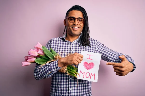 Africano Americano Hombre Con Rastas Celebración Amor Mamá Mensaje Tulipanes — Foto de Stock