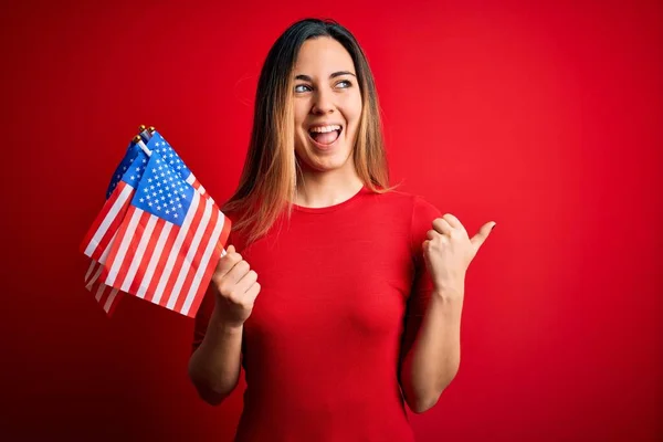 Ung Vacker Blond Patriotisk Kvinna Med Blå Ögon Håller Usa — Stockfoto