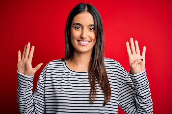 Ung Vacker Brunett Kvinna Bär Casual Randig Shirt Över Röd — Stockfoto