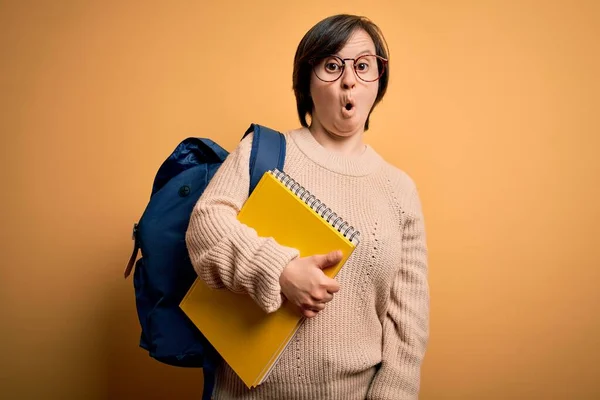 Mujer Estudiante Con Síndrome Joven Con Gafas Espalda Escuela Sosteniendo —  Fotos de Stock