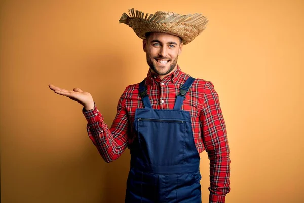 Jovem Agricultor Rural Homem Vestindo Bib Chapéu Geral Rural Sobre — Fotografia de Stock