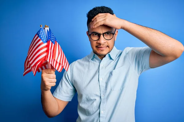 Joven Hombre Patriótico Guapo Sosteniendo Banderas Los Estados Unidos Celebrando —  Fotos de Stock