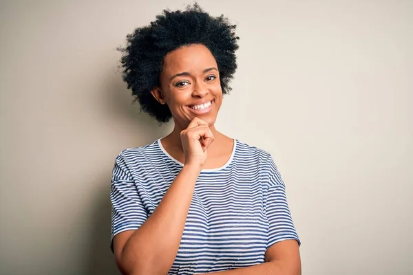 Mladá Krásná Afroamerická Afro Žena Kudrnatými Vlasy Oblečená Pruhovaném Tričku — Stock fotografie