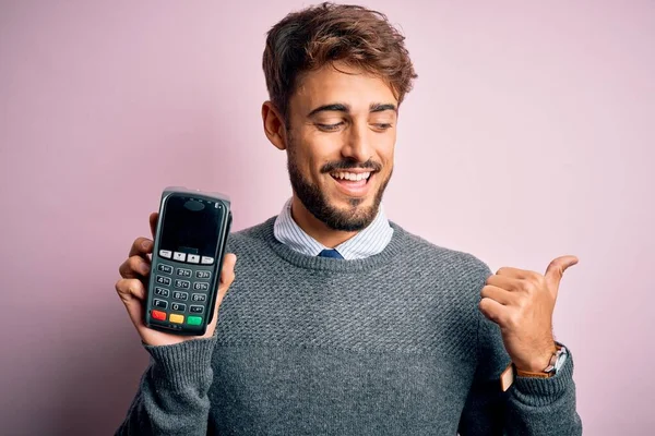 Fiatal Férfi Fizet Dataphone Álló Elszigetelt Fehér Háttér Mutató Mutatja — Stock Fotó
