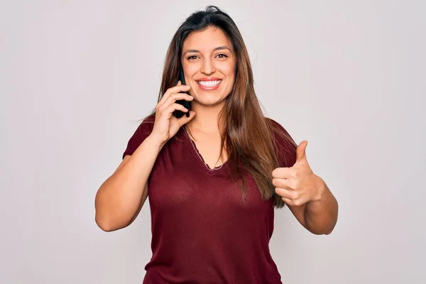 Mladá Hispánka Vede Rozhovor Smartphonu Přes Izolované Pozadí Šťastný Velkým — Stock fotografie