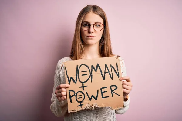 Joven Hermosa Pelirroja Pidiendo Los Derechos Las Mujeres Con Pancarta —  Fotos de Stock