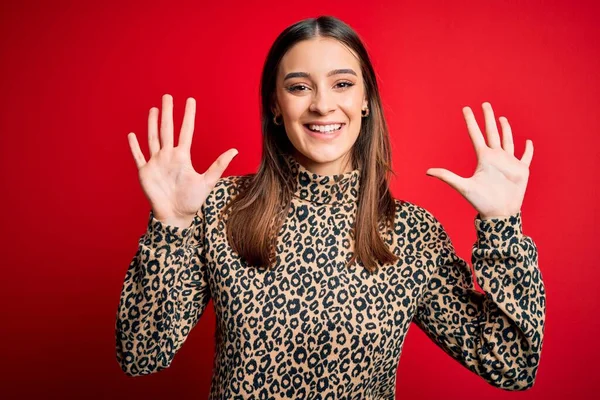 Jovem Bela Mulher Morena Vestindo Camisola Casual Sobre Fundo Vermelho — Fotografia de Stock