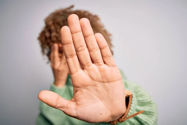 Giovane Bella Donna Afroamericana Indossa Maglione Collo Alto Occhiali Che — Foto Stock