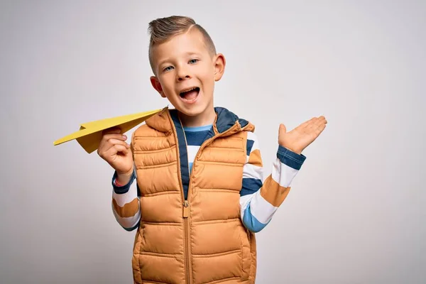 Молодий Маленький Кавказький Хлопчик Розважається Грає Уяву Літає Паперовим Літаком — стокове фото