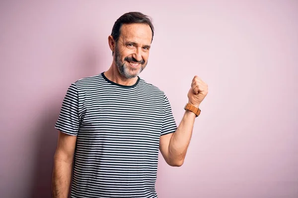 Mann Mittleren Alters Lässigem Gestreiftem Shirt Vor Isoliertem Rosa Hintergrund — Stockfoto