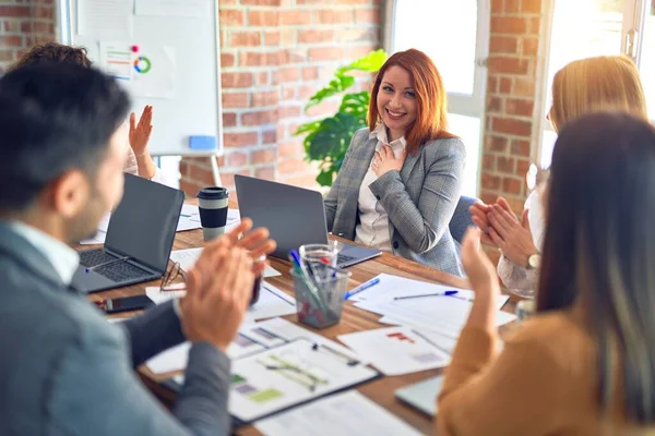 Grupo Trabajadores Negocios Sonriendo Felices Confiados Trabajando Juntos Con Sonrisa — Foto de Stock