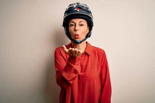 Medioevo Motociclista Donna Indossando Casco Moto Sfondo Bianco Isolato Guardando — Foto Stock
