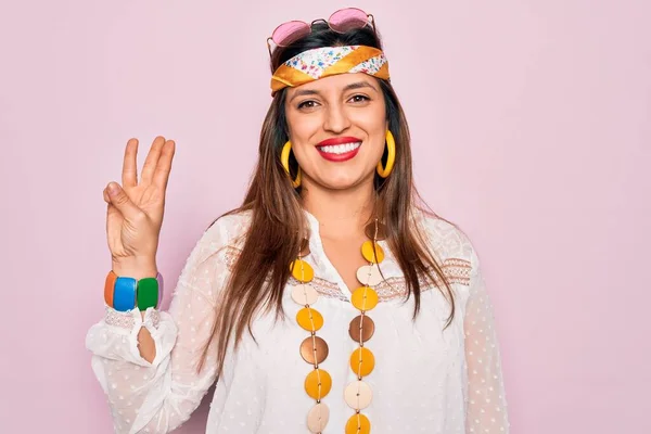 Joven Mujer Hippie Hispana Usando Estilo Boho Moda Gafas Sol —  Fotos de Stock